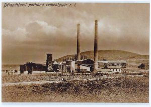 Az 1910-ben beüzemelt cementgyár egy 1911-ben kiadott képeslapon. Bársony Béla gyűjteményéből.