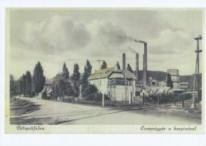 A cementgyár egy 1940-ben készült képeslapon. Az egykori kaszinó a mai Bél-kő étterem. Bársony Béla gyűjteményéből.