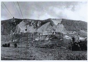 A Bél-kő, amikor még csak a homlokát művelték. Előterében a két drótkötélpálya 1961-62-ben készült fénykép. Bársony Béla gyűjteményéből.