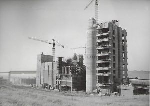 Az új cementgyár építése-szerelése egy 1978-ban készült fotón. Bársony Béla gyűjteményéből.