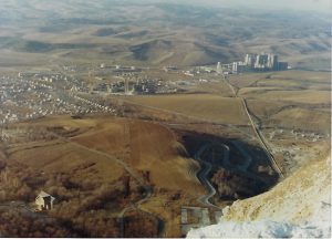 A két (régi és új) cementgyár a Bél-kőről fényképezve 1980-ban. Bársony Béla gyűjteményéből. 
